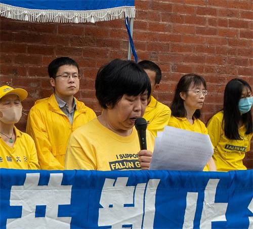 '图3:法轮功学员李女士讲述了自己在中国时亲身经历的迫害'