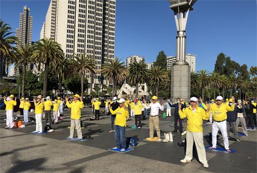 图2~3:二零二零年九月二十六日,部分旧金山的法轮功学员来到渡轮大厦前的广场集体炼功,传播法轮大法的美好。