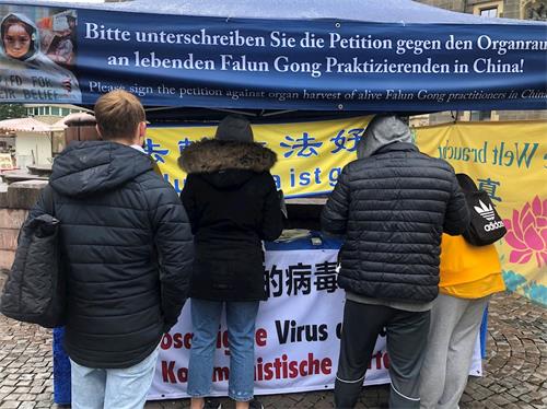 '图3:民众签名支持法轮功学员反迫害'