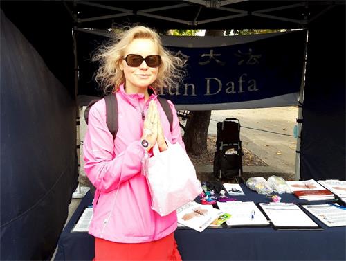 '图2:巴瑞卡双手合十,表示对学员的感谢。'
