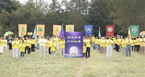 '图1~3:在中秋佳节到来之际,纽约中西族裔法轮功学员在法拉盛凯辛娜走廊公园,向李洪志大师恭贺中秋,表达修炼后的身心受益和无限感恩。'