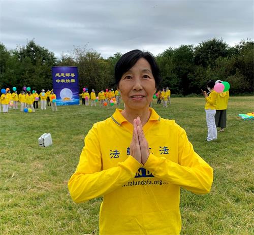 '图4:原来身患绝症的法拉盛学员徐卫国修炼后无病一身轻,精神抖擞,感到无比的幸福,她说法轮大法给予了她第二次生命。'