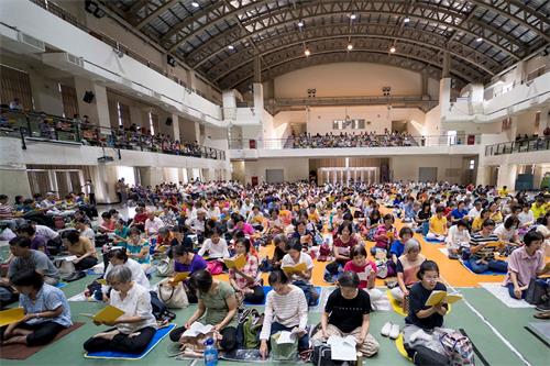 '图1:二零二零年九月二十七日,台湾南部地区部份法轮功学员,在高雄市福诚高中活动中心大组学法交流,大家比学比修,互勉精進。'