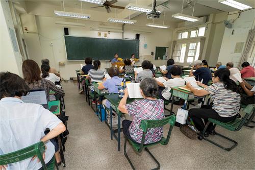 '图2~3:上午分成三十四个小组学法,朗朗的读书声和学员间热烈交流提高心性的实修经验。'
