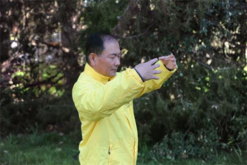 '图1:陈冠先生在公园炼法轮大法的第二套功法:法轮桩法。'