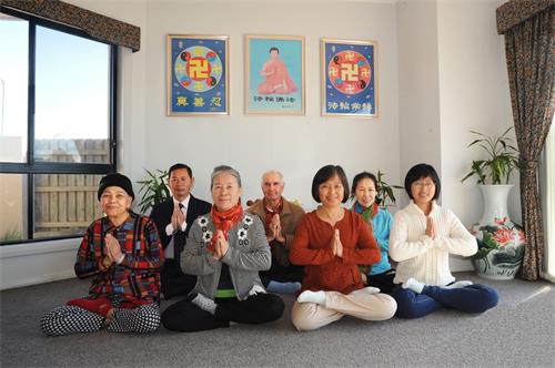 '图3:刘女士(前排右一)代表家人和同修说:“在这中秋佳节来临之际,我们衷心祝愿师尊中秋节快乐。我们盼望着早日和师尊团圆,在这正法的最后时刻一定勇猛精進,做好三件事,走好走正修炼路,不辜负师尊的慈悲苦度。”'