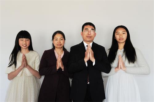 '图4:蔡日均先生全家感恩师尊:修炼法轮大法后,我们身体更健康,心态更平和,家庭更和睦,遇事更能向内找。感谢师尊 ,中秋月圆之际,恭祝师尊中秋节快乐!'