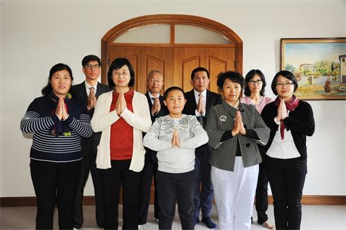 '图5:陆女士(后排右一)和同修们恭祝师尊中秋快乐!'