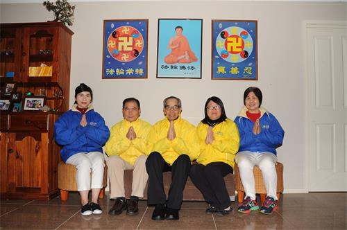 '图6:吴女士(右二)和同修恭祝师尊中秋快乐。'