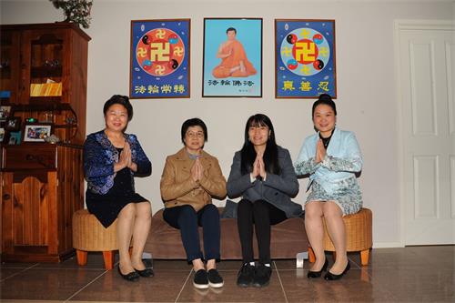 '图7:唐女士(右一)和同修们恭祝师尊中秋快乐!'