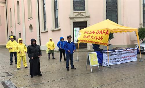 '图1:法轮功学员在展示功法'