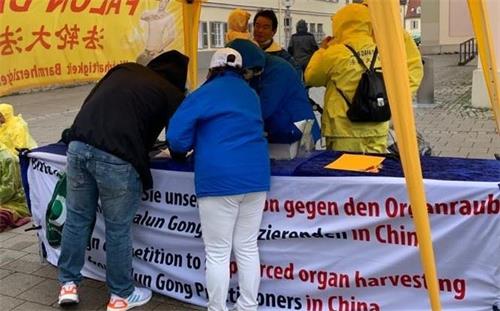 '图2~4:民众签名支持法轮功反迫害'