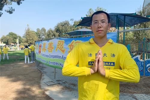 '图2:从小与父母一同修炼法轮大法的年轻人安康。'