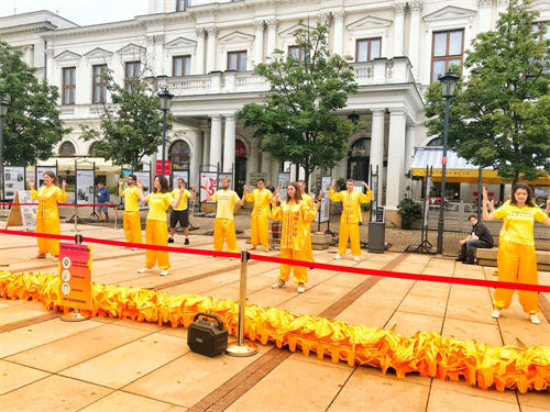 '图6~8:法轮功学员向民众展示五套功法'
