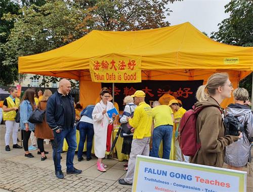 '图9:法轮大法展位前时常挤满了解真相的民众'