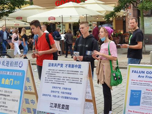 '图23:民众观看展板 了解法轮功真相'