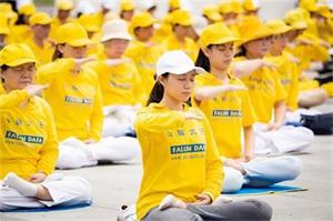 '纪念5.13法轮大法日,台北法轮功学员在户外打坐,给世人带来祥和与希望'