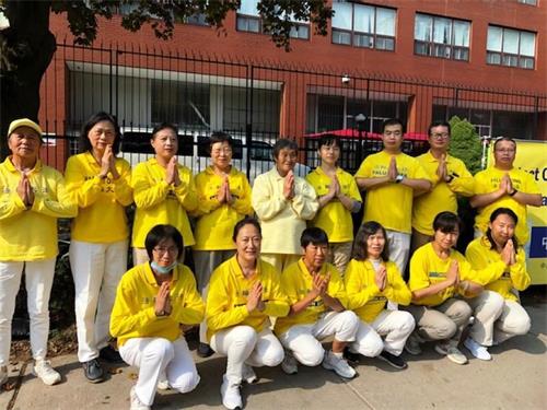 '图4:多伦多中领馆前讲真相小组恭祝师尊中秋快乐!'