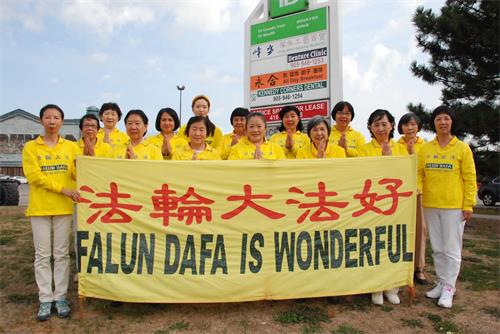 '图7:多伦多太古广场真相点学员恭祝师尊中秋快乐!'