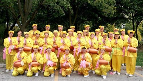 '图8:多伦多腰鼓队恭祝师尊中秋快乐!'