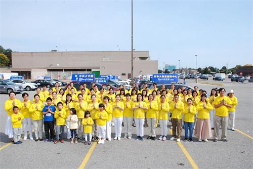 '图12~13:参加尼亚加拉瀑布退党汽车游行的学员恭祝师尊中秋快乐!'