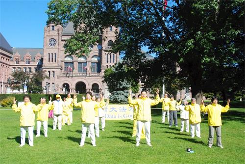 '图14~15:法轮功学员向李洪志师父恭贺中秋佳节。'