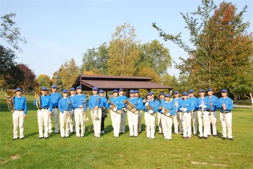 '图16~19:多伦多天国乐团法轮功学员恭贺李洪志师父中秋快乐!'