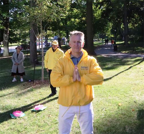 '图21:周末到尼亚加拉瀑布弘法讲真相点的西人法轮功学员斯科特(Scott)先生恭祝师尊中秋快乐!'