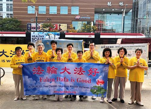 '图22:唐人街真相点学员(右一是周传英女士)恭祝师尊中秋快乐!'