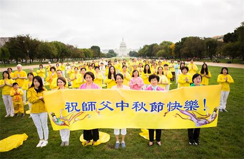 '图1:二零二零年九月二十七日,美国华盛顿DC部份法轮功学员齐聚国会山前,恭贺李洪志师父中秋快乐,感恩师尊慈悲苦度。'