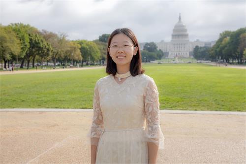 '图7:今年二十七岁、现在在一家跨国生物科技公司从事会计工作的周瑰感恩师父“让我不要迷失”。'