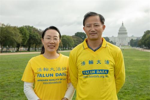 '图9:华府法轮功学员高美霞(左)和徐少非(右)夫妇表示对师父心怀感恩。'
