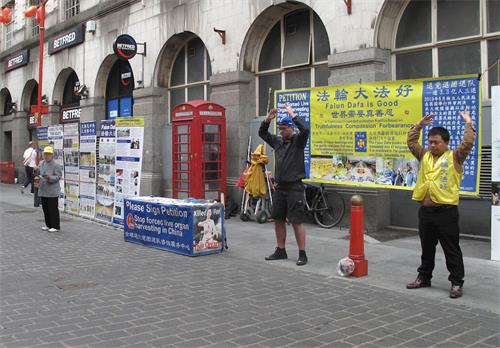 '图1:二零二零年九月三日,法轮功学员在伦敦唐人街传播真相。'