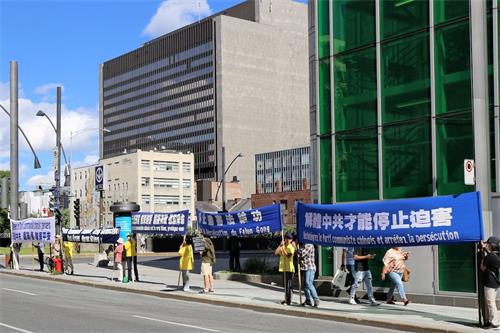 '图4~5:法轮功学员在唐人街地铁站的十字路口展开了真相横幅,声援3.6亿同胞退党'