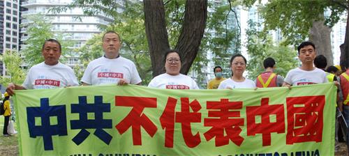 '图17:中国东北辽宁省普通农民张玉成先生(左二)和中国四川三退女勇士彩虹女士(右二)'