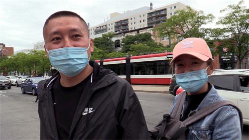 '图18:大陆移民蔡先生(左)和同伴'