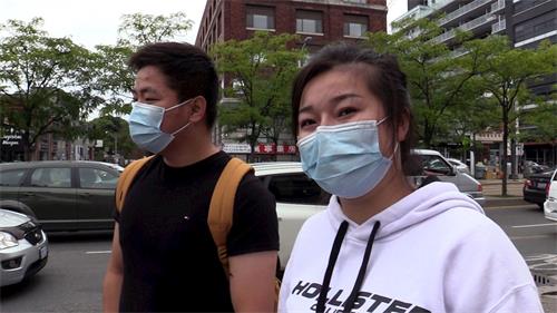 '图19:华人观众刘女士(右)和同伴'