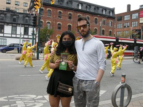 '图20:动漫概念艺术家帕特里克·霍兰(Patrick Horan)先生(右)和女朋友伊莎·奈克(Esha Naik)女士'