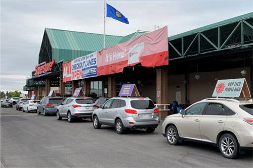 '图8:真相车队缓缓驶过卡尔加里北部Country Hill Superstore'