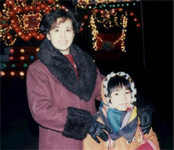 '图为王楣泓和女儿于铭慧,拍摄于1999年法轮功遭受中共迫害之前。'