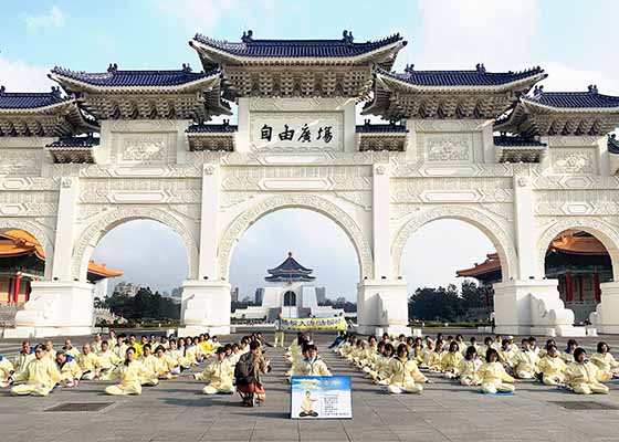 疫情下 台湾学员炼功场面感动游客