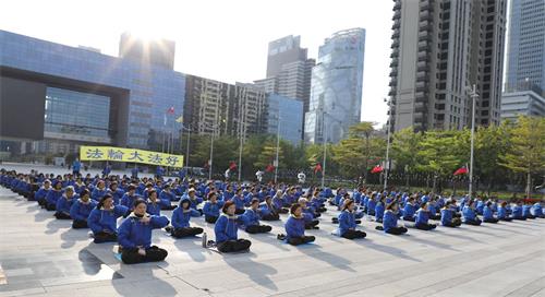 '图2~4:二零二一年一月一日,大台中地区的法轮功学员在市政府广场上集体炼功。悠扬炼功乐声响起,学员展示五套功法缓、慢、圆的整齐动作,殊胜祥和的壮观场面,吸引过往行人的目光。'