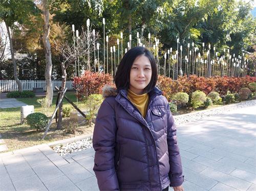 '图7:雅铃学炼法轮功一年多,觉得对身体健康及家庭关系都有帮助。'