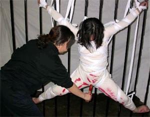 '酷刑:牙刷捅阴道'