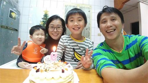 图2:黄启裕一家四口修炼大法,家庭和乐平顺。
