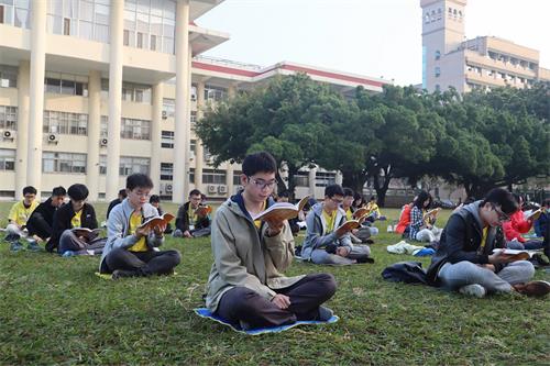 '图1~5:青年学员一起学法、炼功、切磋修炼心得'