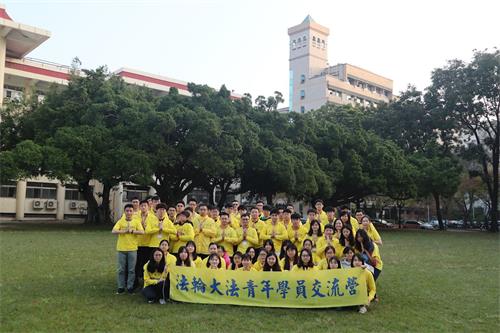 '图7:新年将至,青年学员齐聚向法轮功创始人李洪志先生拜年'