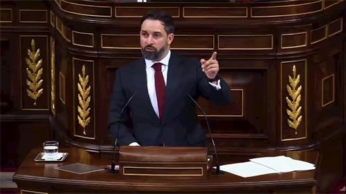 '图2:西班牙右派声音党领袖阿瓦斯卡尔(Santiago Abascal)2020年11月在国会谴责中共。'