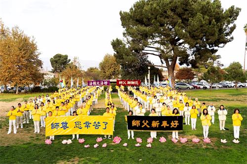 '图1:洛杉矶法轮功学员恭祝李洪志师父新年快乐。'