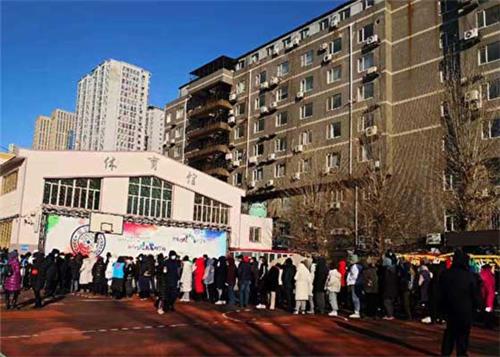 2020岁尾2021年初,沈阳市九区全员进行了核酸检测,检测现场人山人海(网络图片)